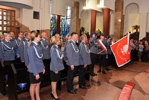 Policjanci i poczet sztandarowy w kościele