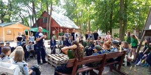 Spotkanie policjantów z harcerzami na obozie w Zaklikowie