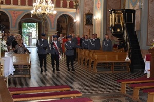 Poczet sztandarowy, policjanci i pracownicy podczas mszy swietej z okazji Święta Policji