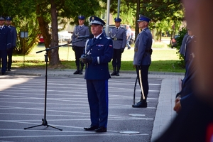 Komendant Wojewódzki Policji w Rzeszowie nadinsp. Dariusz Matusiak w centrum kadru przy mikrofonie.