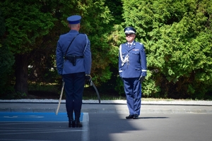 Komendant Wojewódzki Policji w Rzeszowie nadinsp. Dariusz Matusiak (widok z przodu) przyjmuje meldunek od dowódcy uroczystości.