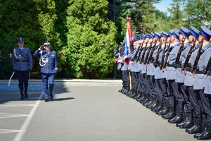 Komendant Wojewódzki Policji w Rzeszowie nadinsp. Dariusz Matusiak maszeruje wzdłuż kompanii honorowej KWP. Za nim idzie dowódca uroczystości.