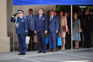 Komendant Wojewódzki Policji w Rzeszowie nadinsp. Dariusz Matusiak oraz zaproszeni goście podczas hymnu państwowego.