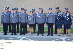 Kadra kierownicza Komendy Wojewódzkiej Policji w Rzeszowie podczas uroczystości.