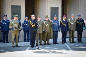 Przedstawiciele służb mundurowych (wojska, straży granicznej, straży pożarnej, służby więziennej) podczas uroczystości.