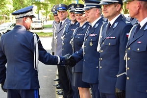 Komendant Wojewódzki Policji w Rzeszowie nadinsp. Dariusz Matusiak wita się z komendantami miejskimi i powiatowymi.