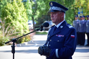 Komendant Wojewódzki Policji w Rzeszowie nadinsp. Dariusz Matusiak przy mikrofonie.