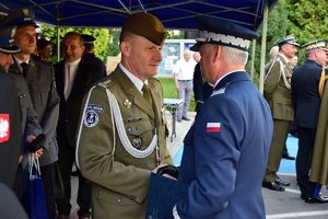 Komendant Wojewódzki Policji w Rzeszowie nadinsp. Dariusz Matusiak odbiera gratulacje od zaproszonych gości.