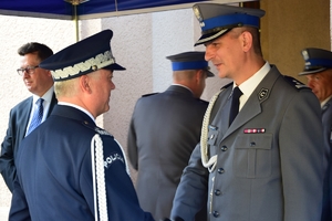 Komendant Wojewódzki Policji w Rzeszowie nadinsp. Dariusz Matusiak odbiera gratulacje od zaproszonych gości.
