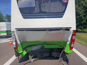 Zdjęci kolorowe wykonane w porze dziennej przedstawia samochód  marki Mercedes tz. bus w kolorze białym z uszkodzonym tyłem pojazdu po kolizji drogowej  w miejscowości Duńkowiczki