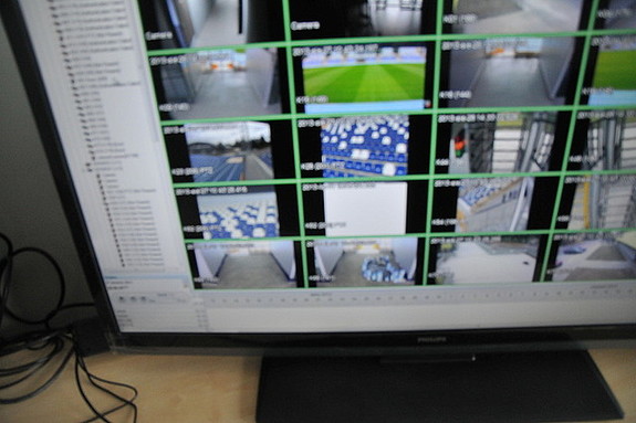 zdjęcie poglądowe, monitoring stadionowy na monitorze komputera
