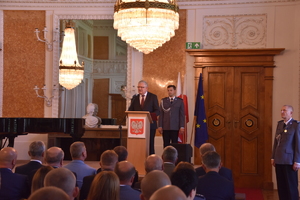 Poseł na Sejm Rzeczypospolitej Polskiej Kazimierz Gołojuch stoi przed mównicą i wygłasza okolicznościowe przemówienie.