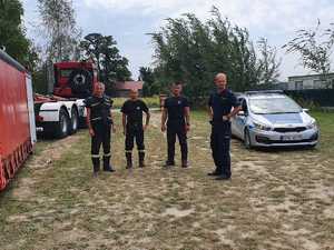 na fotografii policjant wraz ze strażakami w czasie działań