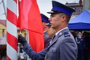 Policyjny poczet flagowy podczas wciągania flagi na maszt.