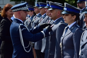 Komendant Główny Policji, Wojewoda Podkarpacki oraz Komendant Wojewódzki Policji w Rzeszowie wręczają awanse i gratulują odznaczonym policjantom.