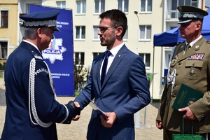 Komendant Wojewódzki Policji w Rzeszowie odbiera gratulacje od zaproszonych gości podczas obchodów święta policji na Placu Farnym w Rzeszowie.