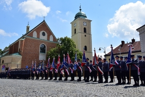 Policjanci podczas obchodów święta policji na Placu Farnym w Rzeszowie.
