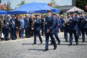 Defilada kompanii honorowej KWP w Rzeszowie oraz pocztów sztandarowych podczas obchodów święta policji na Placu Farnym w Rzeszowie.