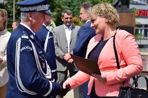 Komendant Wojewódzki Policji w Rzeszowie odbiera gratulacje od zaproszonych gości podczas obchodów święta policji na Placu Farnym w Rzeszowie.