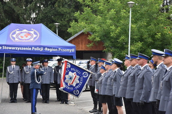 Zdjęcie kolorowe wykonane w porze dziennej-przedstawia uroczystości Święta Policji w Komendzie Miejskiej Policji w Przemyślu