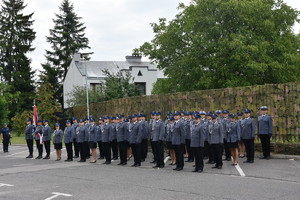 Zdjęcie kolorowe wykonane w porze dziennej-przedstawia uroczystości Święta Policji w Komendzie Miejskiej Policji w Przemyślu