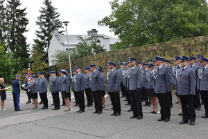 Zdjęcie kolorowe wykonane w porze dziennej-przedstawia uroczystości Święta Policji w Komendzie Miejskiej Policji w Przemyślu