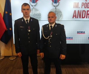 policjanci podczas wręczenia medali