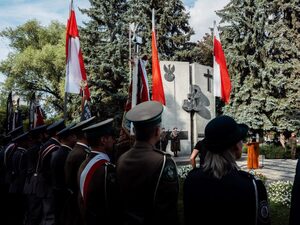 uroczystości przed pomnikiem, na placu stoją żołnierze i funkcjonariusze, wśród nich poczty sztandarowe