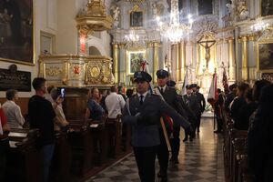 wnętrze kościoła, widać policjantów z pocztu sztandarowego