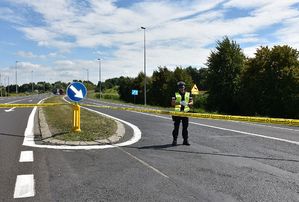 Funkcjonariusz zabezpieczający trasę wyścigu Tour de Pologne