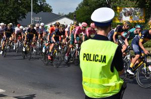 Policjant. W tle rowerzyści.