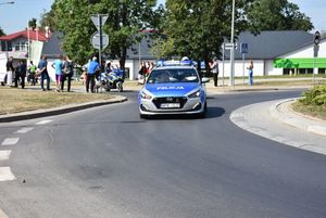 Radiowóz pilotujący rowerzystów wyścigu Tour de Pologne