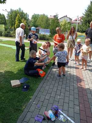 Na zdjęciu policjantka prowadząca spotkanie z dziećmi w Strzyżowie, przy Domu Kultury