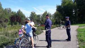 na zdjęciu uczestnicy imprezy rowerowej oraz policjanci