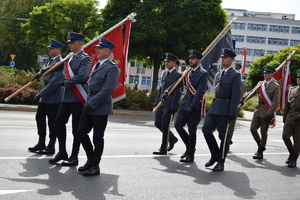 policjanci uczestniczą w uroczystościach wojska polskiego