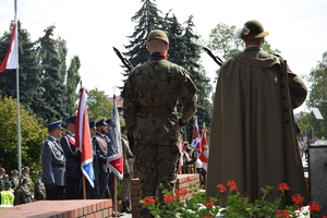 policjanci uczestniczą w uroczystościach wojska polskiego