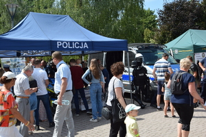policjanci uczestniczą w uroczystościach wojska polskiego