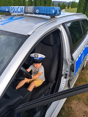Dziecko w radiowozie policyjnym