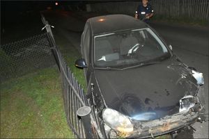 Pijany kierowca volkswagena, staranował ogrodzenia trzech posesji i rozbił auto.