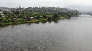 widok brzegów rzeki San z policyjnego drona