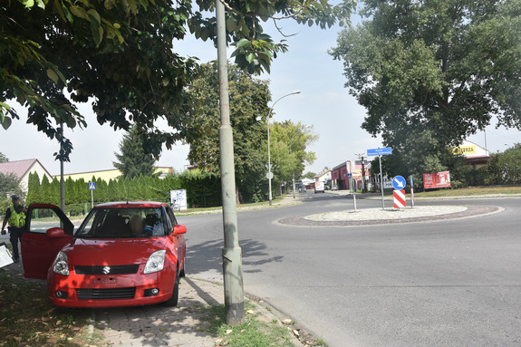 Zdjęcie kolorowe przedstawia pojazd m-ki suzuki Swift koloru czerwonego tuz po kolizji drogowej