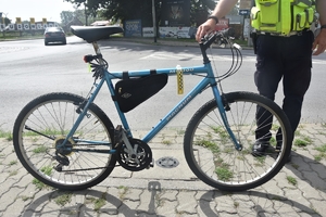 rower, który trzyma policjant