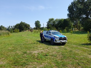 Zdjęcie kolorowe wykonane w porze dziennej przedstawia policjantów z Komisariatu Policji w Medyce którzy kontrolują  tz. „dzikie kąpieliska”