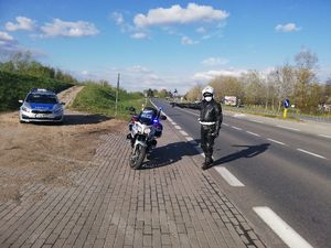 Policjanci ruchu drogowego prowadzą kontrole motocyklistów