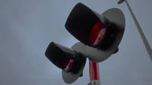 Zdjęcie kolorowe przedstawia sygnalizator, który nadaje światło czerwone.