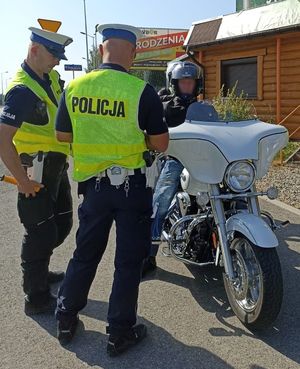 Policjanci kontrolują kierujących motocyklami i motorowerami, podczas akcji "Motocykl"