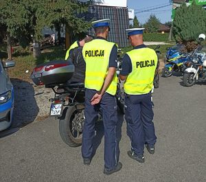 Policjanci kontrolują kierujących motocyklami i motorowerami, podczas akcji "Motocykl"