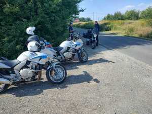 KPP Ropczyce. Policjanci kontrolują kierujących motocyklami i motorowerami, podczas akcji