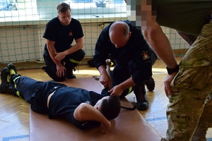 Policjanci, żołnierze, ratownicy medyczni i strażacy podczas wspólnego szkolenia.