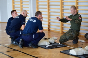 Policjanci, żołnierze, ratownicy medyczni i strażacy podczas wspólnego szkolenia.